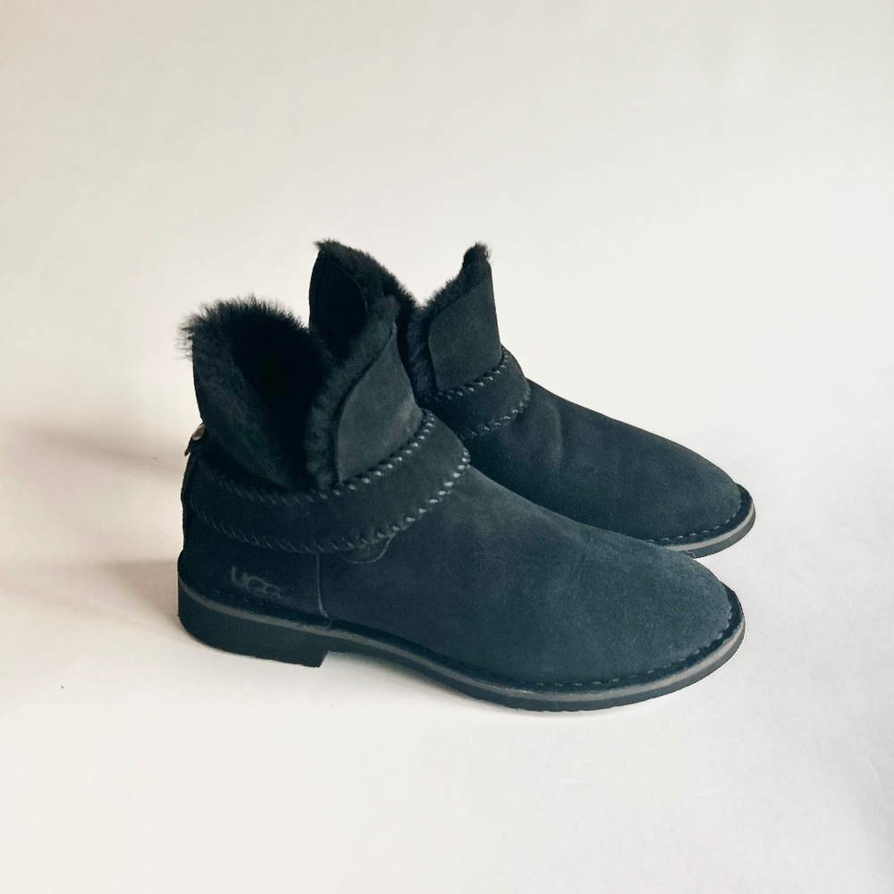 UGG Black Suede Shearling Leather Rubber Outsole Classic Ankle Booties size 9.5.